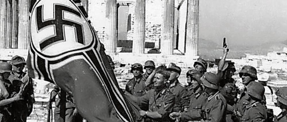 Akropolis. Deutsche Soldaten beim Hissen einer Hakenkreuz-Flagge. 