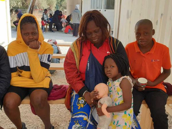 Diese Mutter aus dem Kongo sitzt mit ihren Kindern seit Monaten in Moria fest.