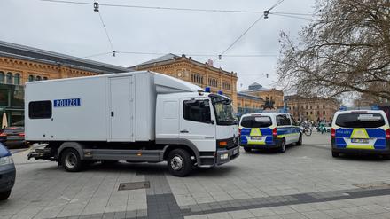 Verschiedene Einsatzwagen stehen vor dem Hauptbahnhof Hannover, darunter ist ein Fahrzeug des Entschärfungsdienstes der Bundespolizei.