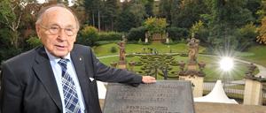 Eine bleibende Erinnerung: Hans-Dietrich Genscher kehrte am 30. September 2009 auf den Balkon der Prager Botschaft zurück.