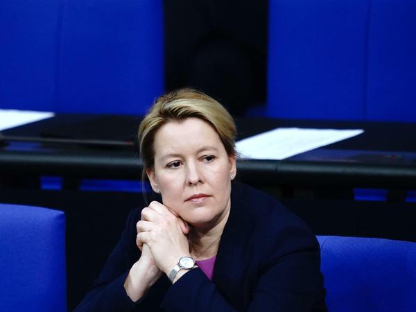 Deutschland erklärte die EU bei der Entscheidung für eine Frauenquote für nicht zuständig. Oder wie ein Sprecher von Frauenministerin Franziska Giffey es ausdrückt: Es gebe einen „Prüfvorbehalt in Bezug auf die Rechtsgrundlage“. 