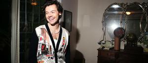 Der Sänger Harry Styles trägt sehr gern Perlenkette.