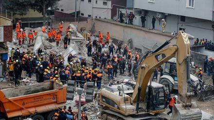 Rettungskräfte entfernen Schutt und Trümmerteile eines mehrstöckigen Gebäudes, das am 06.02.2019 eingestürzt war. 
