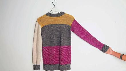 Dieser Pullover wurde mit natürlichen Stoffen, wie rotem Mais, gefärbt.