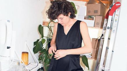 Die Zeit des Lockdowns nutzten die Mitarbeiterinnen von Sonja Lotz, um sich in wechselnden Outfits zu fotografieren, die man auch online bestellen kann. Hier ein Jumpsuit aus der eigenen Linie Moen Studio.