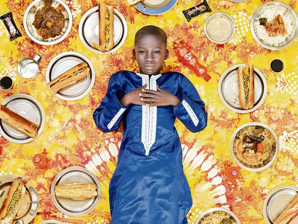 Meissa, 11, aus Senegal, spielt Fußball und futtert oft Baguettes mit Spaghetti oder Pommes. Am liebsten isst er aber Ziegenfleisch.