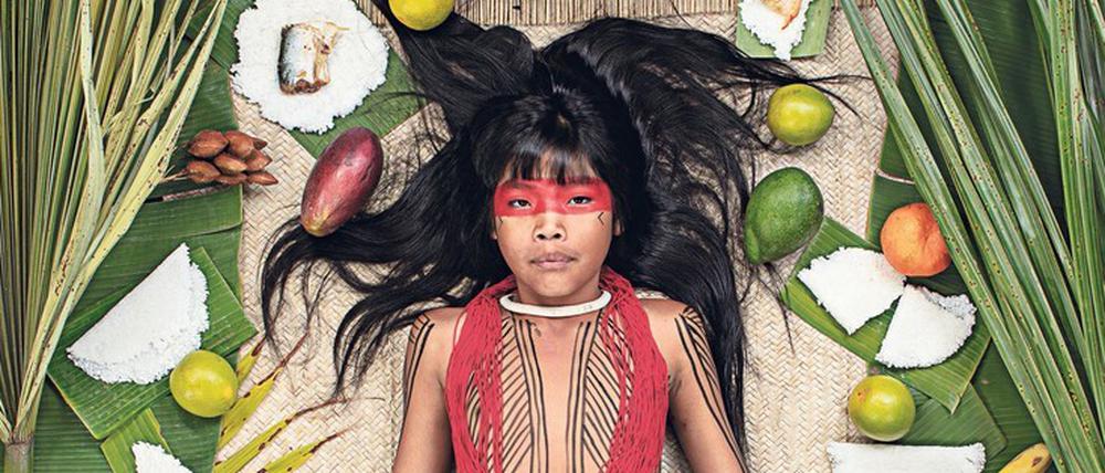 Kawakanih, 9, aus Brasilien. Die rote Farben auf ihrem Körper wird von Annattosamen gewonnen und soll vor schlechter Energie schützen.