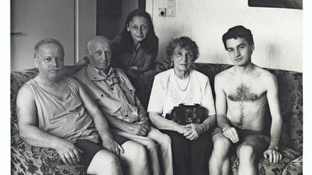 Die Fotografin Rita Ostrovska (M., hier mit Familie) hat ihre Ausreise aus der Ukraine 2001 dokumentiert. Die Serie ist im Jüdischen Museum Berlin zu sehen.