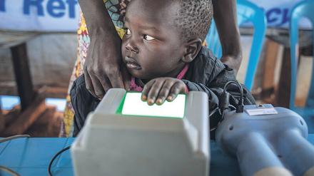 Daumen drauf. Neuangekommene Südsudaner werden in der Demokratischen Republik Kongo mit Fingerabdruck und Irisscan registriert. 