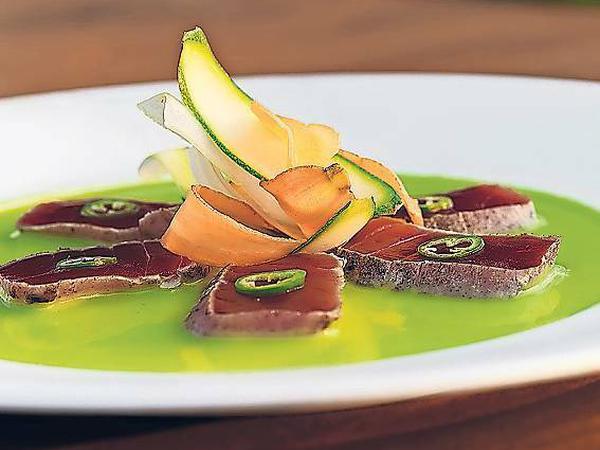Tuna Tataki mit Ponzu-Sauce. Kurz angegrilltes Thunfischfilet in süß-säuerlich-salziger Marinade und mit Jalapeño-Kick.