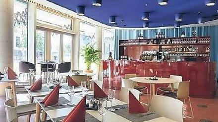 Speisen im Bar-Ambiente. Das Restaurant "Rossi" im gleichnamigen Hotel in Berlin-Mitte. 