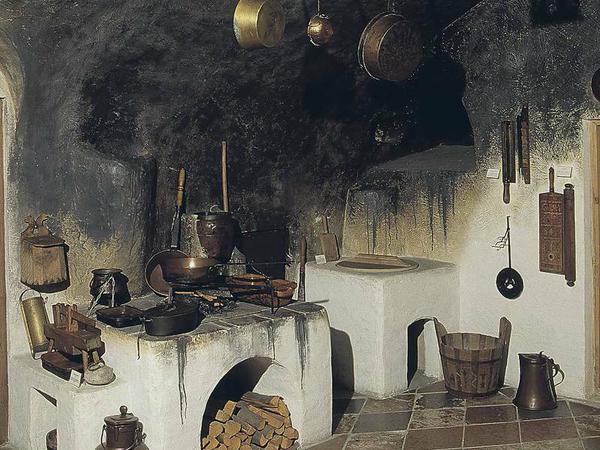Dunkel. Eine Rauchküche aus dem 17. Jahrhundert. Das Foto zeigt ein Original aus dem Untergeschoss des Werdenfelser Museums Garmisch-Partenkirchen.