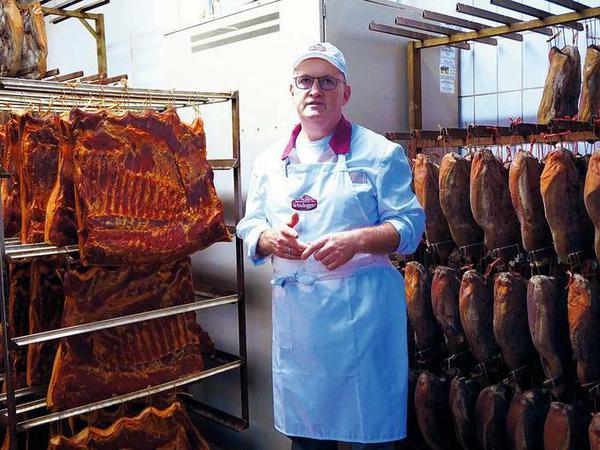 Fleischer Günther Windegger pflegt die Südtiroler Specktradition. Sein kaum wirtschaftliches Qualitätsstreben und die handwerkliche Mehrarbeit für den Bauernspeck leistet er, weil er "mit dem Herz" hinter dem Produkt und seiner Heimat steht