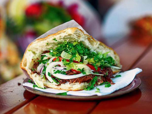 Viel Salat, aber das Fleisch fast wie in Istanbul: Die Berliner Dönerkette "Imren" mariniert ihr Rindfleisch über Nacht mit Gewürzen, Zwiebeln und Joghurt und baut den Spieß jeden Morgen von Hand.
