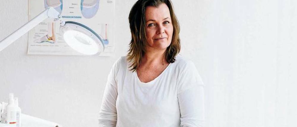 Fußpflegerin, Buchautorin und kulinarischer Experte für Marzahn: Katja Oskamp hier in ihrem Nagelstudion