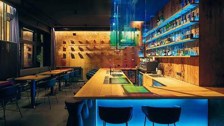 Dunkle Wände, beleuchtete Bar: Das Izakaya-Restaurant "The Catch" in Charlottenburg