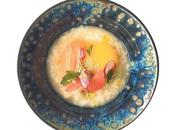 Ausflug nach Asien. Die Reissuppe mit Eigelb und Entenfleisch ist vom südostasiatischen Congee inspiriert.