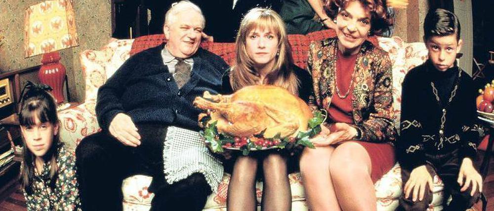 Happy Turkey Day! Der gefüllte Truthahn ist das Prunkstück von Thanksgiving, an dem sich in ganz Amerika Familien zum Schmausen und Streiten versammeln. Wie das enden kann, hat Jodie Foster in ihrem Film „Home for the Holidays“ gezeigt. (Holly Hunter ist die Dame mit der Pute.)