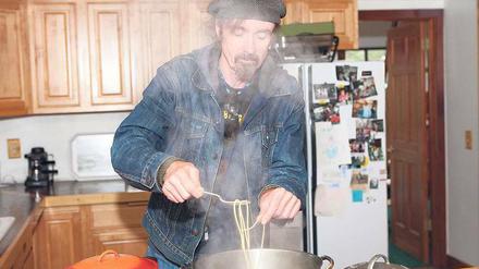 Spaghetti con Zucchini: T. C. Boyle in der Küche seines Hauses in den kalifornischen Bergen, wohin er sich gern zum Schreiben zurückzieht. Foto: Thomas Rabsch/laif