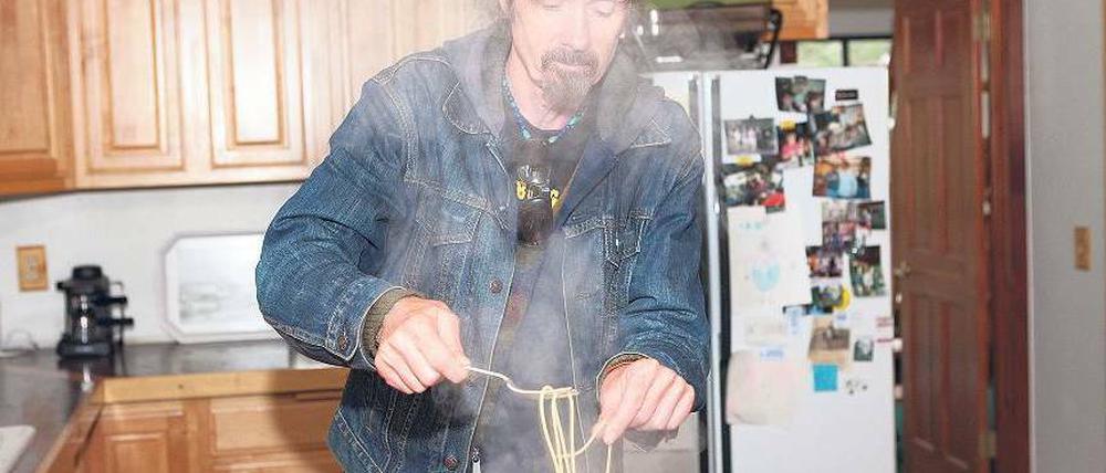 Spaghetti con Zucchini: T. C. Boyle in der Küche seines Hauses in den kalifornischen Bergen, wohin er sich gern zum Schreiben zurückzieht. Foto: Thomas Rabsch/laif