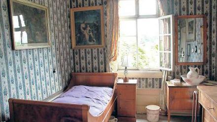 In Goethes Schlafzimmer  franst die Gardine aus.