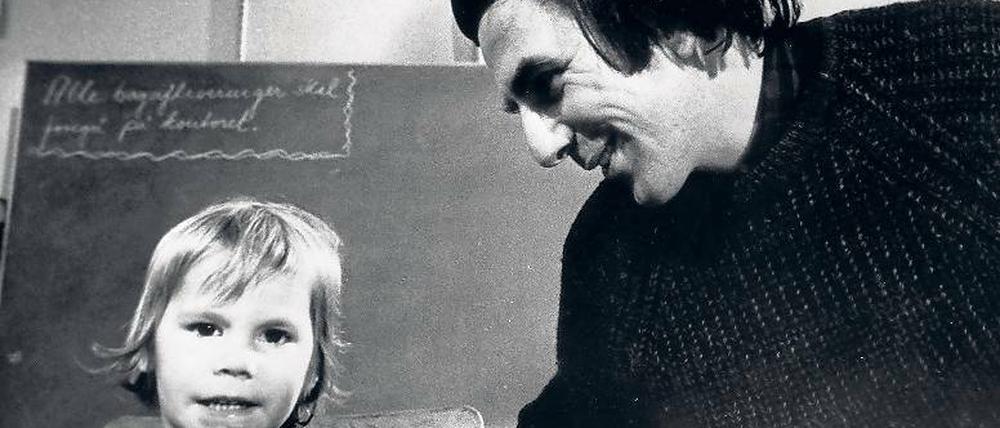 Rudi Dutschke und sein Sohn Hosea-Che 1971 auf einer Pressekonferenz in Dänemark. 