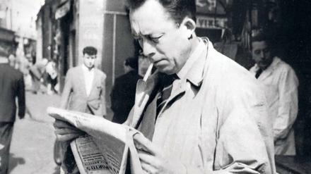 Albert Camus auf einem Foto aus dem Jahr 1959, ein Jahr später stirbt er nach einem Unfall auf einer französischen Allee.