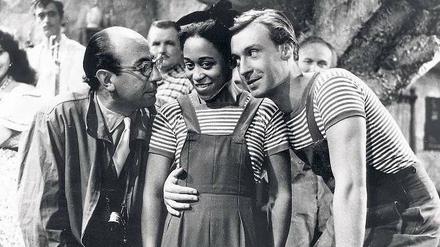 Marie Nejar 1954 mit Peter Alexander (rechts) bei den Dreharbeiten zum Film „Die süßesten Früchte“.