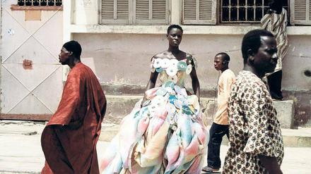 Die Stadt als Laufsteg. Eine Straßenszene während der „Dakar Fashion Week“, der wichtigsten Modenschau Afrikas.