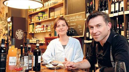 Manuela Rehn und Jörg Reuter in ihrem Laden, auf den Brettchen eine Brotzeit.