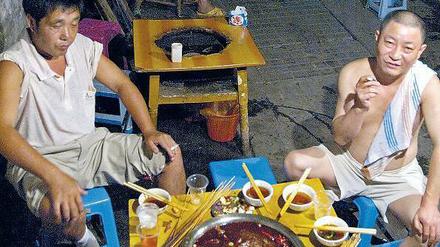 Manche mögen’s scharf. Gäste eines Hot-Pot-Restaurants in der zentralchinesischen Stadt Chongqing. 