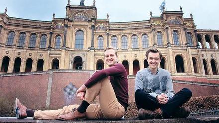 Zwei vom selben Stern. Philipp Reiser (links) und Valentin Hofmann leben in dem Gebäude der Maximilian-Stiftung.