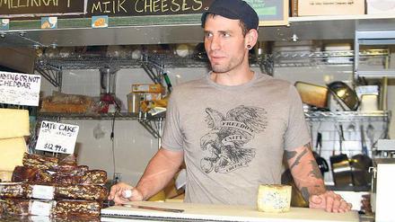 Vor allem junge Leute haben sich dem Käse verschrieben: Zeke Ferguson am Stand der Valley Shepherd Creamery in Philadelphias Markthalle. 