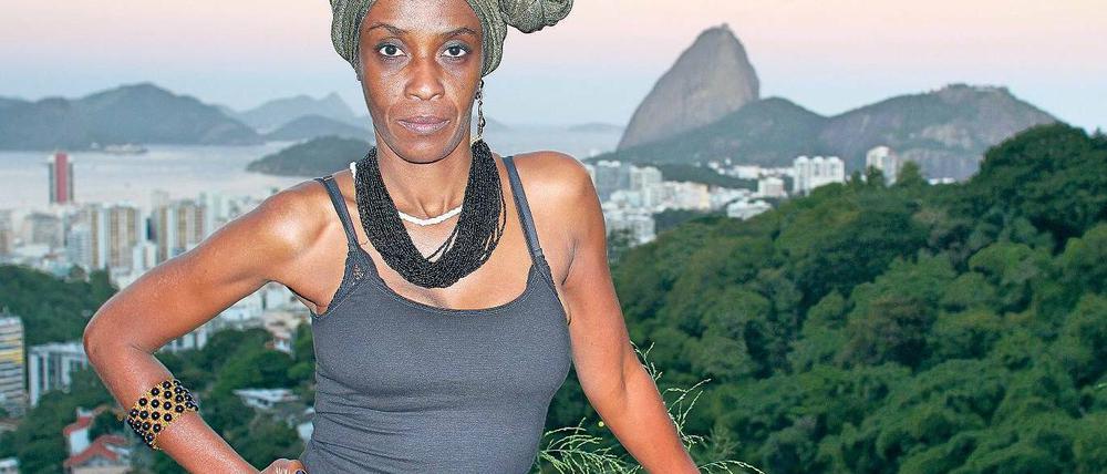 Tereza Onã ist eine moralische Instanz in ihrer Heimatstadt. Rechts im Hintergrund der Zuckerhut.