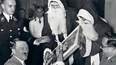 Der Führer als neuer Heiland: Adolf Hitler bei einer Weihnachtsfeier in der Reichskanzlei 1937.
