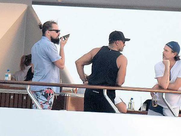 Ohne Personal Trainer, aber mit Bauchansatz im Urlaub: Leonardo DiCaprio (l.).