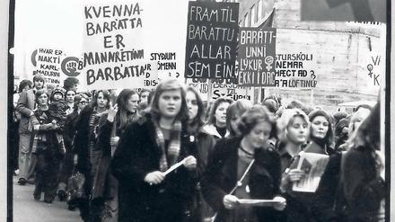 Straße statt Büro. Mehr als 20 000 Frauen und Mädchen zogen am 24. Oktober 1975 durch Reykjavík.