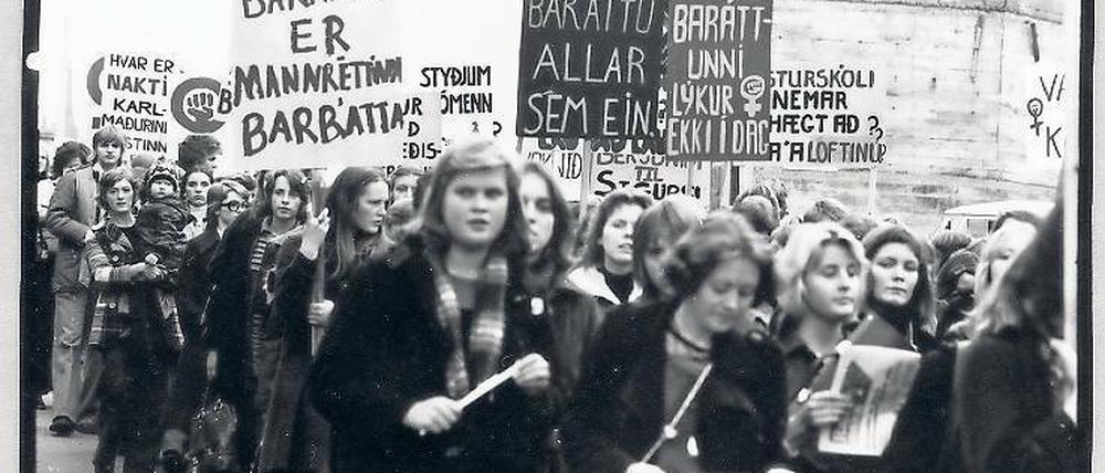 Straße statt Büro. Mehr als 20 000 Frauen und Mädchen zogen am 24. Oktober 1975 durch Reykjavík.