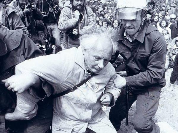 Protest: Heinz Brandt wird 1980 bei der Räumung des Hüttendorfs der Atomkraftgegner in Gorleben von der Polizei weggeführt.