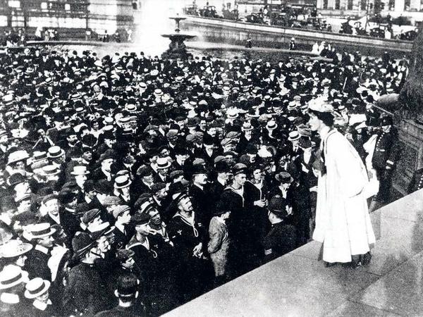 Emmeline Pankhurst bei einer ihrer berühmten Reden, auf dem Londoner Trafalgar Square.