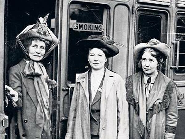 Helen Pankhursts Urgroßmutter Emmeline Pankhurst 1911, mit ihren Töchtern Christabel (Mitte) und Sylvia, Helens Großmutter .