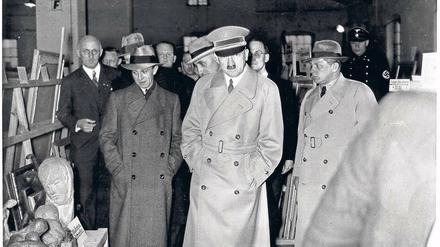 In einem Berliner Depot besichtigen Hitler und Goebbels 1938 beschlagnahmte "entartete Kunst".  