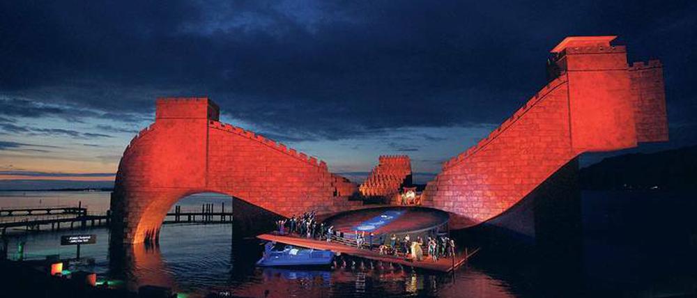 Grandiose Kulisse. Die Seebühne der Bregenzer Festspiele mit dem Bühnenbild von „Turandot“.