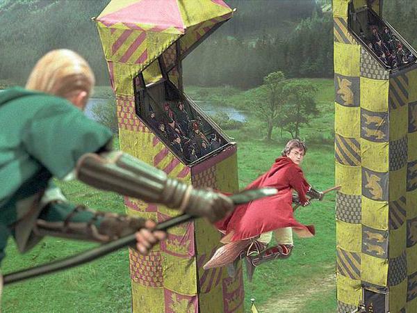 Magischer Dreikampf. Das Spiel Quidditch ist eine Mischung aus Polo, Ostereiersuchen und Kunstflug. 