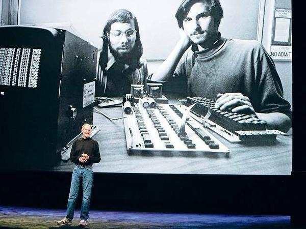 Steve Jobs bei einem Vortrag und als junger Tüftler.