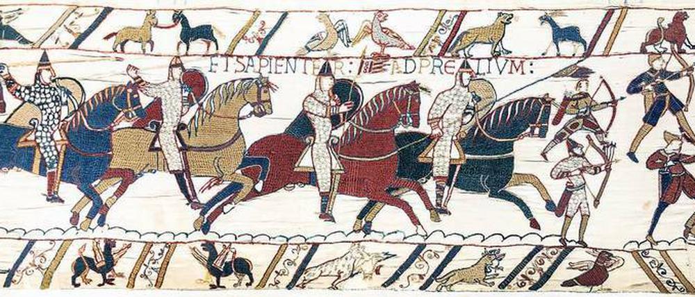 Szenen der Schlacht. Die Bogenschützenschießen, die normannische Reiterei greift an. 