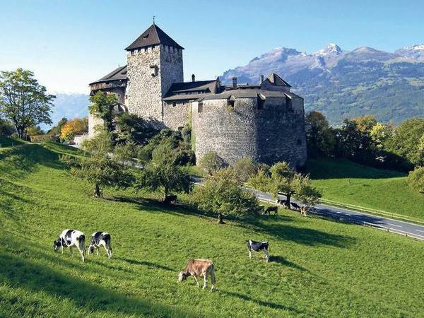 Am Schloss Vaduz kommt man gleich bei der ersten Etappe vorbei. 