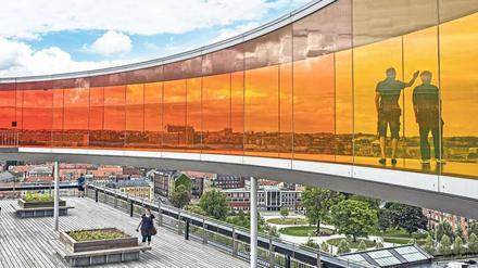 Somewhere in the rainbow heißt die begehbare Lichtinstallation von Olafur Eliasson auf dem Dach des ARoS-Museums.