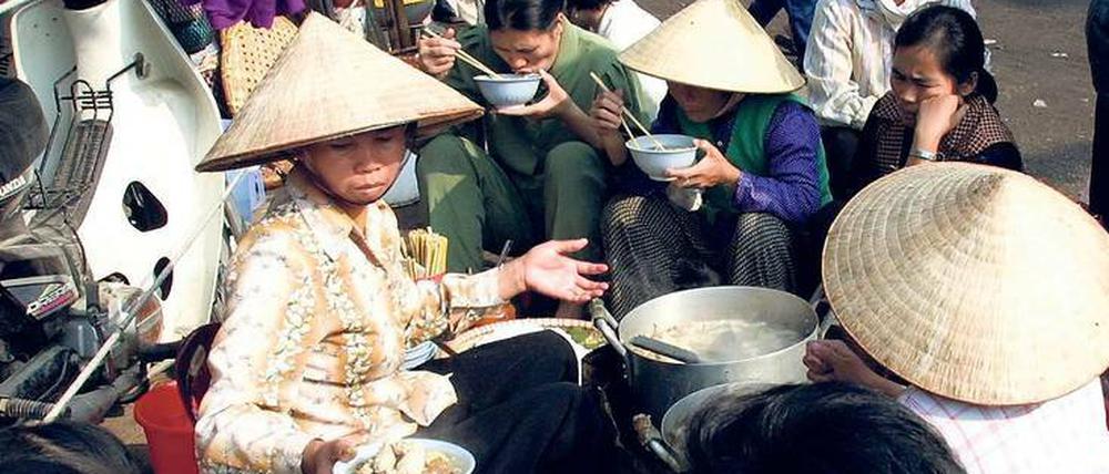Frühstückszeit. Eine kräftige Pho-Suppe bringt die Vietnamesen in den Tag - in Berliner Frühstückscafés wird man sie kaum finden.