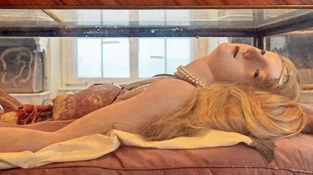 A schöne Leich. Im "Josephinum", einem ehemaligen Militärkrankenhaus, präsentiert diese blonde Venus aus Wachs ihre prächtigen Lungenflügel und eine unbeschädigte Leber. 